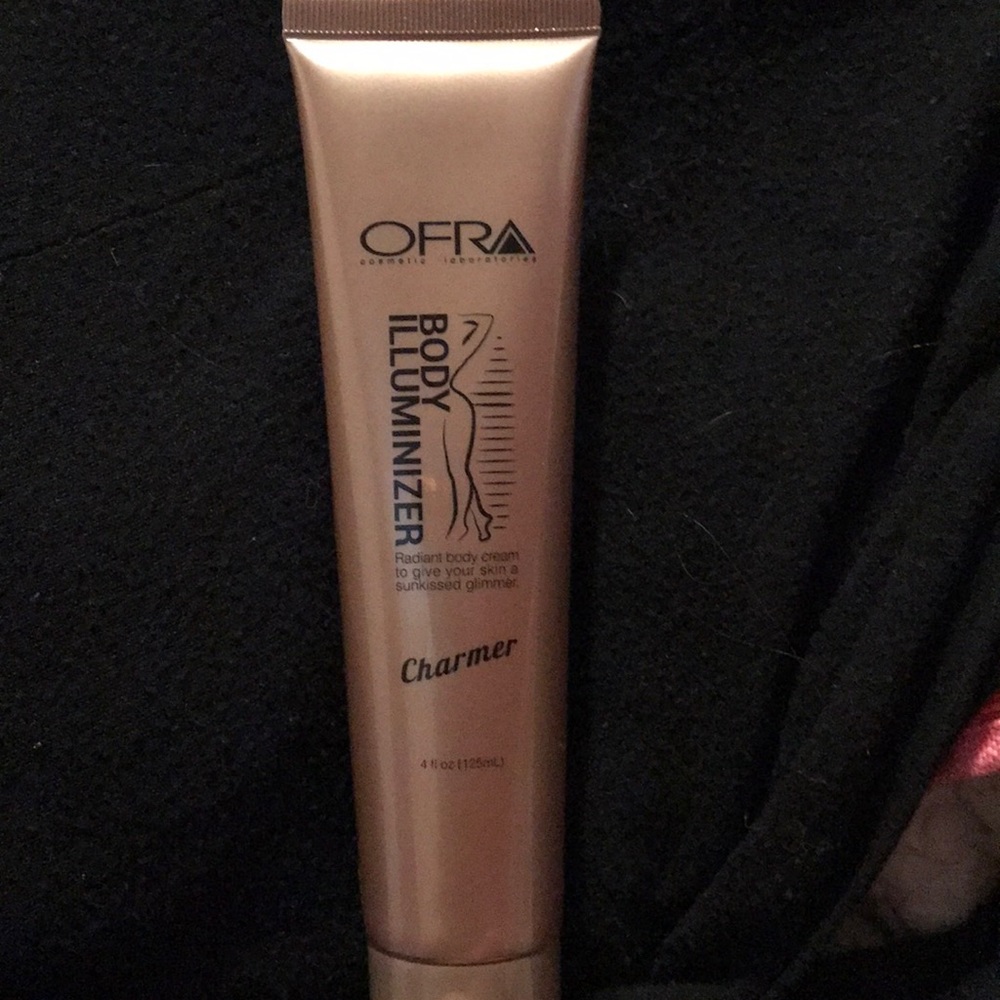 OFRA body illuminizer charmer